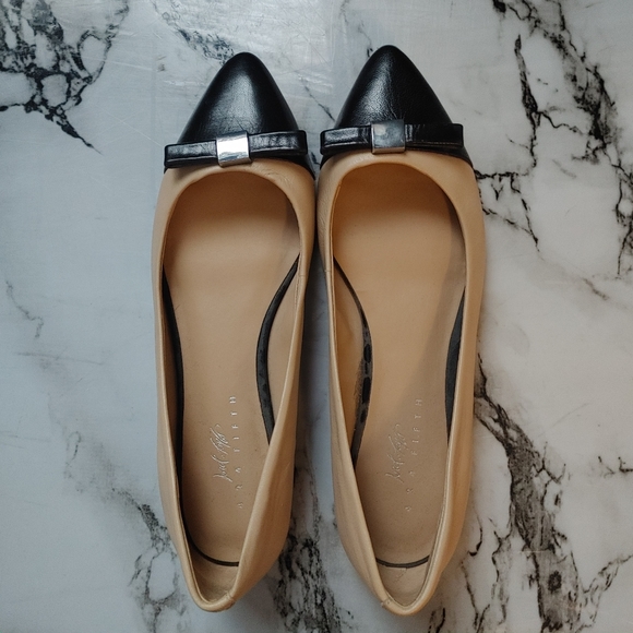 Lord & Taylor 424 FIFTH tan and black leather flats w/ silver bow detail, SZ 5.5 - Picture 9 of 9